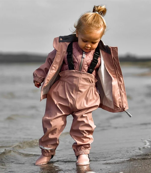 Mikk-line traksidega ja kummivärvliga pükstega vihmakomplekt - adobe rose